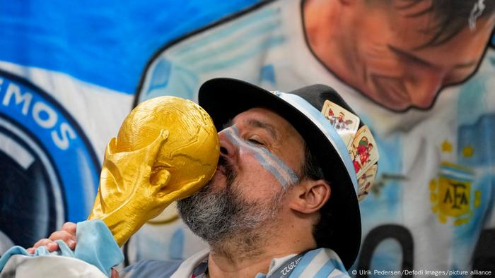 Ein argentinischer Fan mit einer Kopie des goldenen WM-Pokals während des Halbfinals Argentinien - Kroatien. 