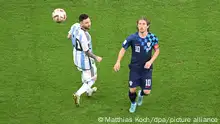 Fussball, Herren, Saison 2022/23, WM in Katar, Halblfinale, Argentinien - Kroatien im Lusail Iconic Stadium in Lusail, v. l. Lionel Messi (Argentinien), Lukas Modric (Kroatien), 13.12. 2022, Foto: Matthias Koch