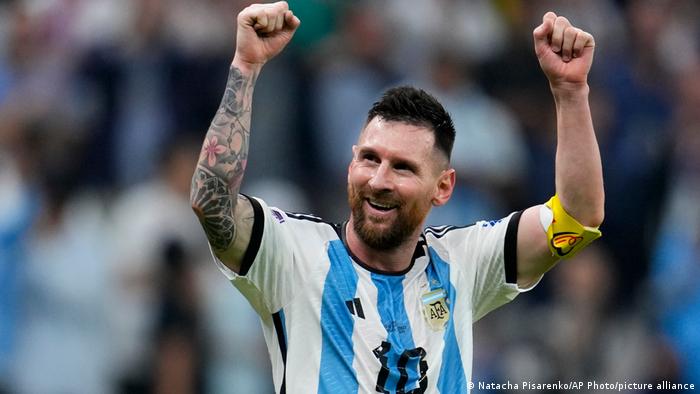 Lionel Messi celebra con la hinchada argentina presente en el estadio
