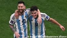 Fußball, WM, Argentinien - Kroatien, Finalrunde, Halbfinale, Lusail Stadion, Argentiniens Julian Alvarezjubelt nach seinem Treffer zum 0-2 mit Argentiniens Lionel Messi. +++ dpa-Bildfunk +++