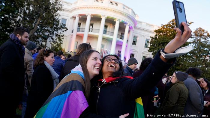 Zwei junge Frauen der LGBTQ-Community machen ein Selfie vor dem Weißen Haus