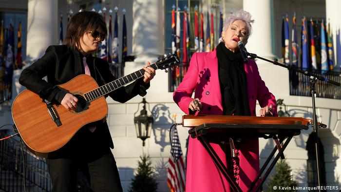 Cyndi Lauper und ihr Gitarrist Alex Nolan spielen ihren Hit True Colors vor dem Weißen Haus