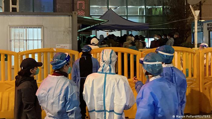 图为去年底武汉放宽放疫限制，医护人员于武汉市中心医院照。