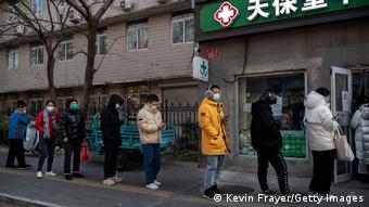 国际社会与世界卫生组织对于中国公布的新冠染疫与死亡数据提出质疑。