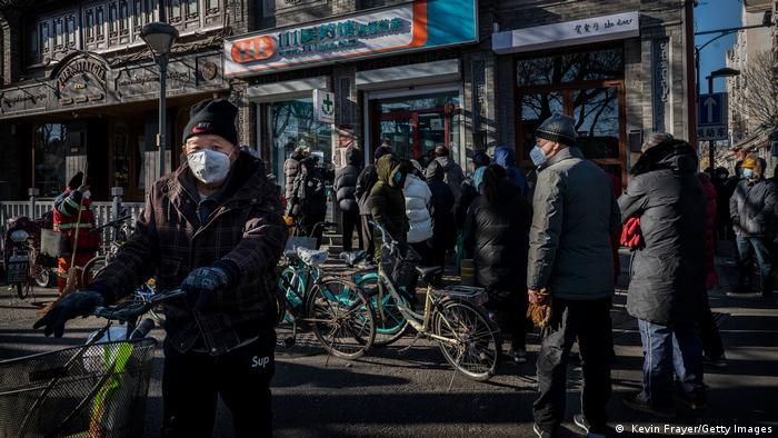 北京一家药店前，市民排长队买药