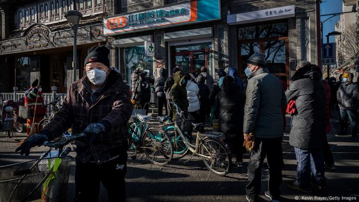 Schlange vor einer Apotheke in Peking