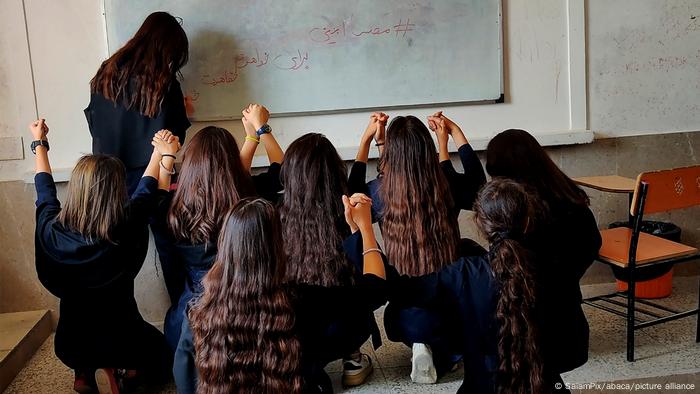Iran Schule Protest Frauen Mädchen