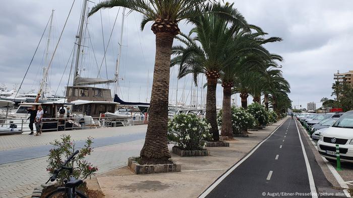 Pamje nga rruga për në plazhin e frekuentuar Playa de Palma të Majorkës