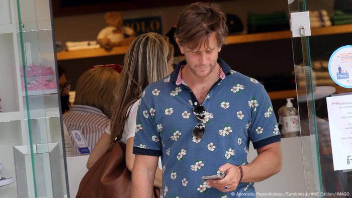 Francesco Giorgi schaut sein Smartphone Francesco Giorgi schaut sein Smartphone