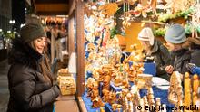 17/11/2022 Chicago Christmas market for Travel.
A woman looks at a stall selling wooden figures and ornaments at the Chicago Daly Plaza Christmas market (c) Eric James Walsh