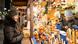 Eine Frau schaut sich einen traditionell deutschen Weihnachtsmarktstand auf dem Weihnachtsmarkt in Chicago an. Eine Frau schaut sich einen traditionell deutschen Weihnachtsmarktstand auf dem Weihnachtsmarkt in Chicago an.