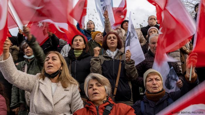Mehrere Imamoglu-Anhänger schwenken die türkische Fahne 