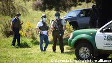 Offiziere mit Mund-Nasen-Schutz führen einen Einsatz durch, nachdem ein Polizist bei Auseinandersetzungen mit Demonstranten im Süden des Landes ums Leben gekommen ist. Demonstranten hatten Barrikaden errichtet und in Brand gesteckt. Der Beamte wurde von einer Kugel am Hals getroffen und erlag später im Krankenhaus seiner Verletzung. Im Süden Chiles protestieren teilweise radikale Gruppen vom indigen Volk der Mapuche seit Jahrzehnten für die Rückgabe ihrer Ländereien. +++ dpa-Bildfunk +++