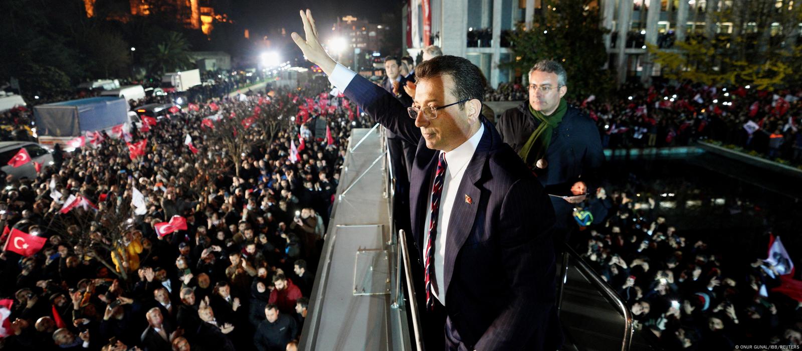 Primarul Istanbulului Ekrem Imamoglu își salută susținătorii în timp ce aceștia se adună în fața biroului său