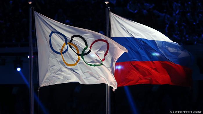 Olympische Flagge und Flagge Russlands