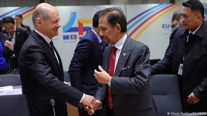 Kanzler Scholz (l.) beim EU-ASEAN-Gipfel mit dem Sultan von Brunei, Hassanal Bolkiah