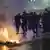 Полиция и горящий мусор на улице в Брюсселе