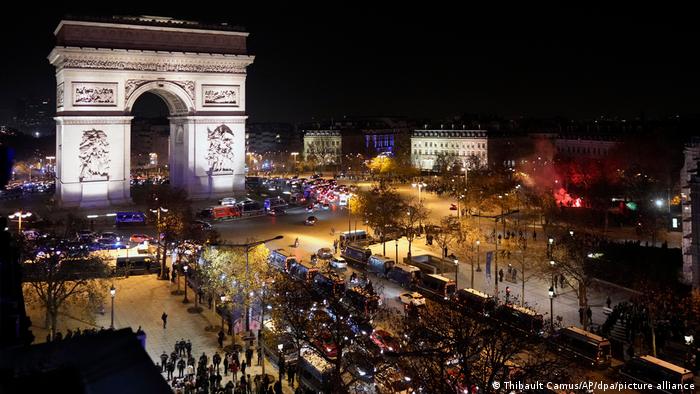 Weihnachtliche Atmosphäre vor dem Arc de Triomphe auf den Champs-Élysées in Paris
