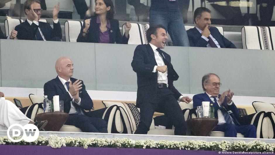 Macron défend sa visite au Qatar pour regarder le match France-Maroc |  Le Monde |  DW