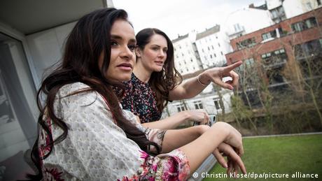 Zwei Frauen auf einem Balkon in einer Wohnsiedlung in Hamburg