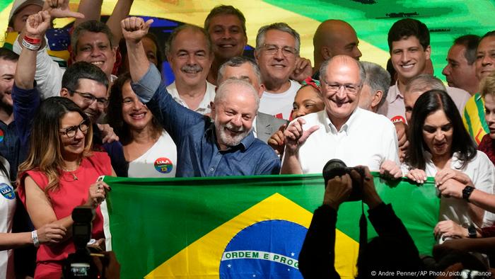 盧拉與妻子（右，紅衣者） 2022 年10月30日在聖保羅贏得總統大選後同支持者歡慶
