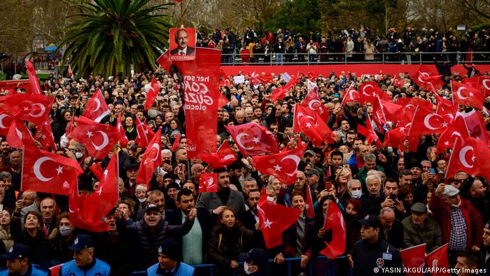 Türkei | Anhänger des Istanbuler Bürgermeisters Ekrem Imamoglu versammeln sich bei einem Protest in Istanbul 