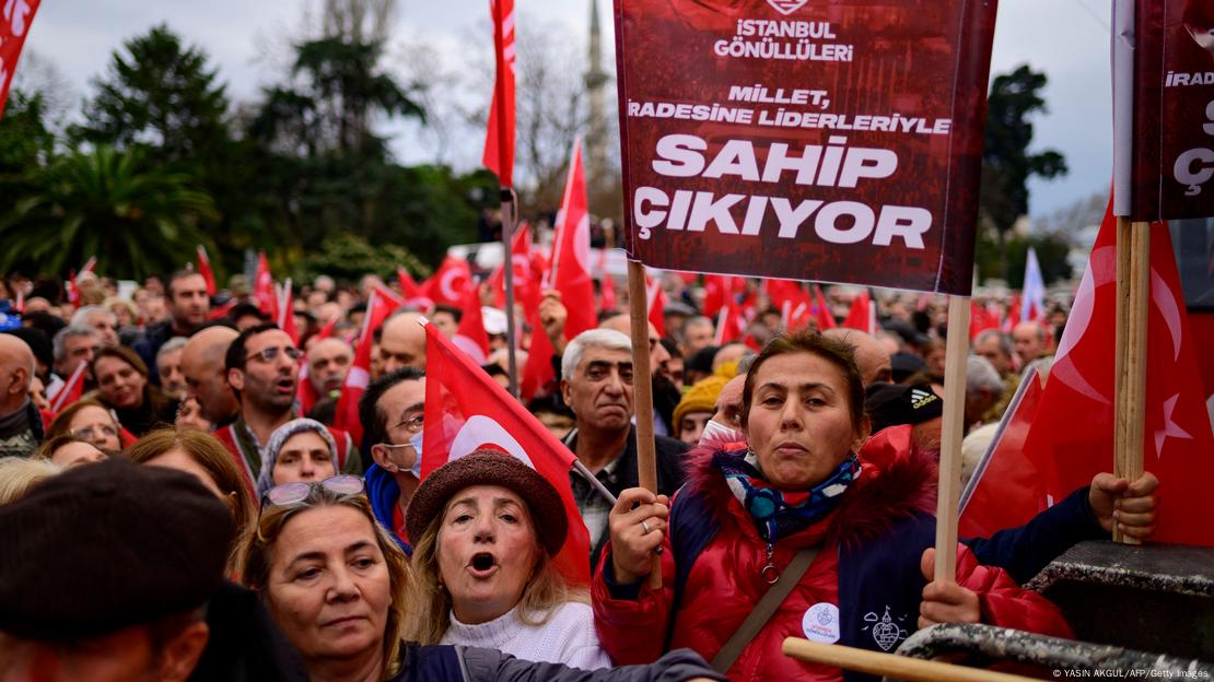 İBB Başkanı İmamoğlu'na destek için Saraçhane'de toplandılar.