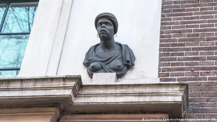 Evidencia del pasado colonial de Países Bajos: una escultura en las calles de Ámsterdam.