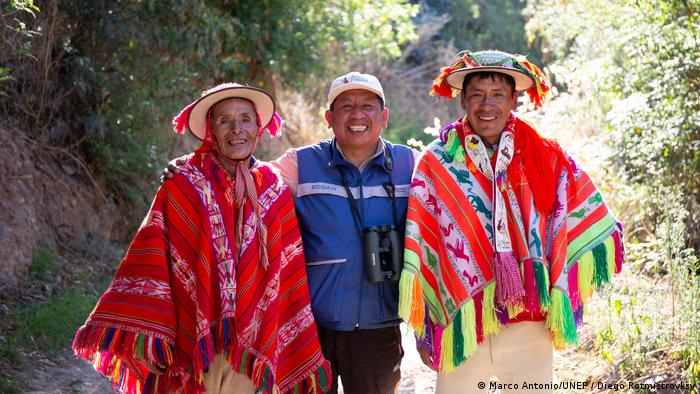 Constantino Aucca Chutas junto a líderes indígenas del Cusco peruano.
