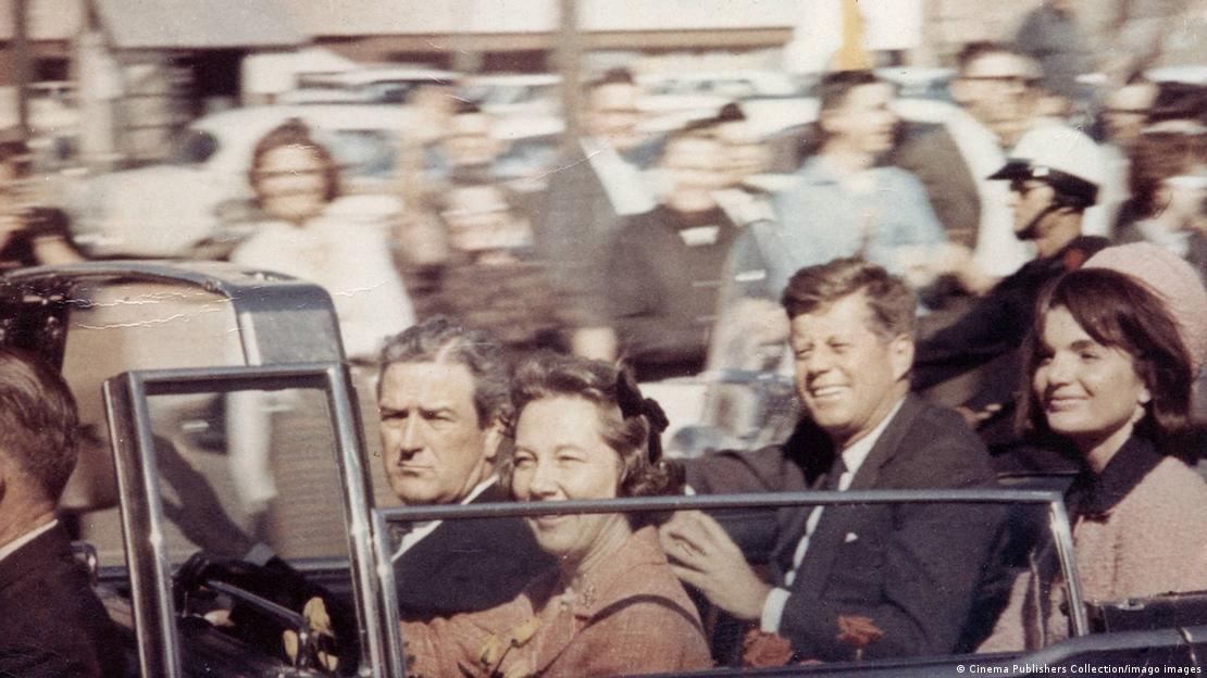 ЏФК и Џеки Кенеди, пред нив гувернерот на Тексас и неговата сопруга