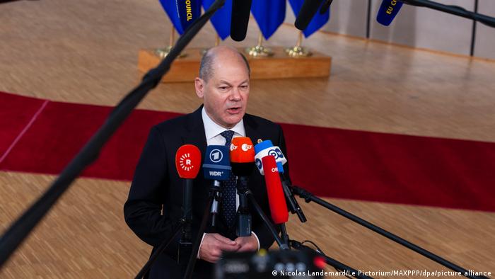 Olaf Scholz gibt beim EU-Gipfel in Brüssel ein Statement vor Mikrophonen