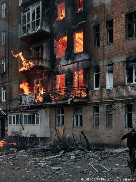 Un edificio atacado por los rusos en Bajmut.