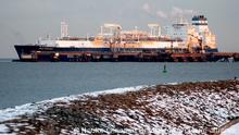 15.12.2022 *** Das Spezialschiff «Höegh Esperanza» erreicht in der Abendsonne den neuen Anleger für das LNG-Terminal im Jadebusen. Die «Höegh Esperanza» wird als schwimmende Plattform dienen, um LNG anzulanden und zu regasifizieren.