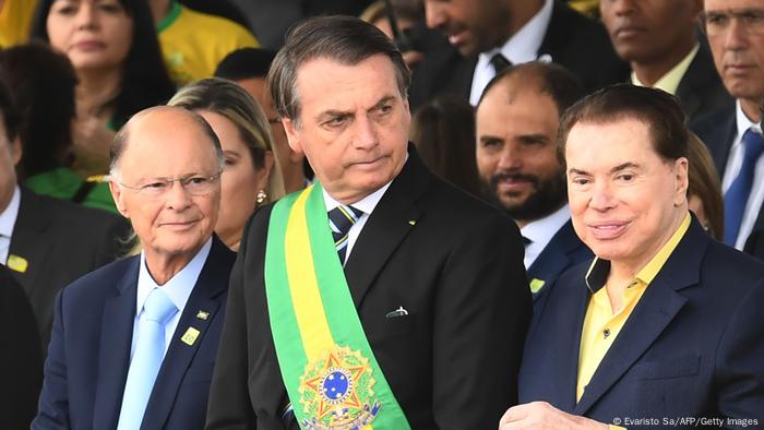 Jair Bolsonaro (centro), el presentador de televisión Silvio Santos (der.) y el pastor evangélico Edir Macedo (izqu.) el 7 de septiembre de 2019. 