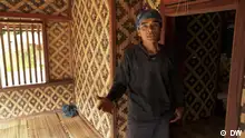 WZ Indonesien
Beschreibung: Casma ist Bauer und wohnt mit seiner Familie auf der indonesischen Insel Java. Er gehört zum Volk der Baduy.
Rechte: sind gegeben
Copy: DW
