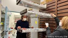 Thema: Viele Medikamente werden in deutschen Apotheken immer knapper. Neben Antibiotika und Fiebersäften für Kinder sind auch wichtige Arzneien für Erwachsene seit Monaten nur noch sporadisch oder gar nicht lieferbar.
Beschreibung der Fotos: In der Kranich-Apotheke in Berlin-Charlottenburg sind fast 300 Medikamente nicht lieferbar.
Auf einem Foto ist Apotheker Fatih Kaynak zu sehen, auf einem zweiten Kaynak mit einer Mitarbeiterin.
