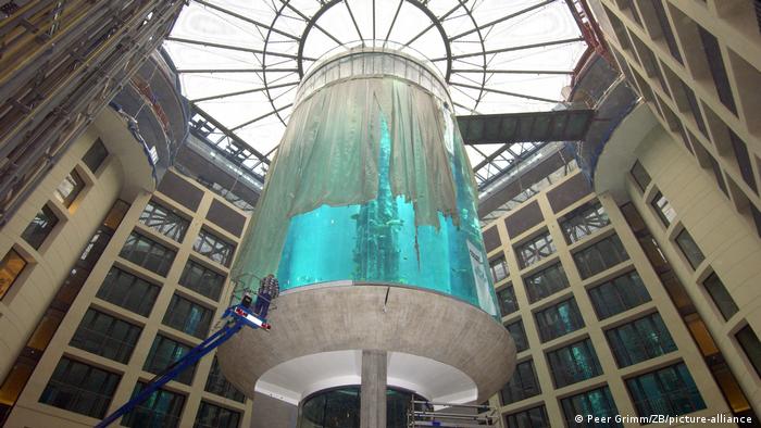 A cylindrical Aquadome is located in the lobby of the Hotel Radisson SAS in Berlin-Mitte, opposite the Berlin Cathedral.