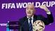 Gianni Infantino falando e gesticulando, com uma bola sobre a mesa Gianni Infantino falando e gesticulando, com uma bola sobre a mesa