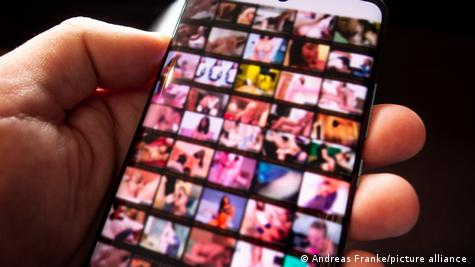 Russia's erotic webcam streaming sites hit by Ukraine war â€“ DW â€“ 10/28/2023
