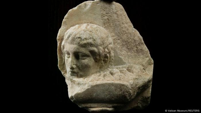 Ein Skulptur-Fragment, das den Kopf eines Jungen darstellt
