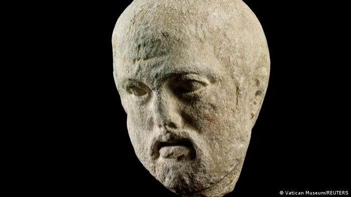 Fragmento escultórico de la cabeza de un hombre con barba. 
