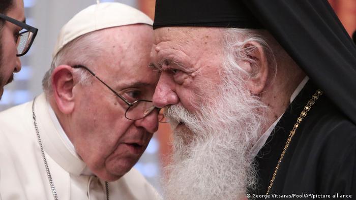 Papst Franziskus und das Oberhaupt der orthodoxen Kirche Griechenlands, Hieronymus II, stecken die Köpfe zusammen