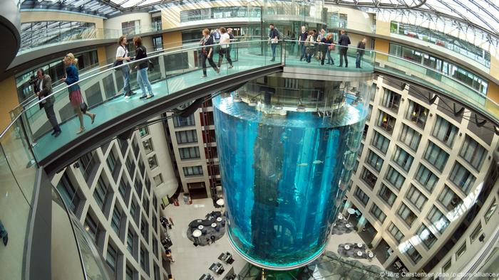 Vista del AquaDom, el acuario cilíndrico independiente más grande del mundo.