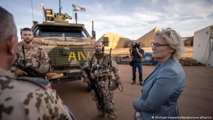 Mali l Verteidigungsministerin Lambrecht im deutschen Camp Castor