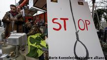 15.12.2022, Frankfurt****
„Stop“ steht neben einem einem gemalten Galgen in einem Zelt gegenüber des Iranischen Konsulats in Frankfurt am Main. Hier befinden sich seit knapp zwei Wochen mehrere Männer im Hungerstreik gegen das Regime im Iran. +++ dpa-Bildfunk +++
NICHT ALS AUFMACHERBILD VERWENDBAR