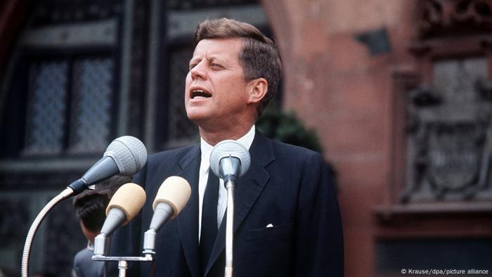 El presidente estadounidense John Fitzgerald Kennedy pronuncia un discurso ante el Römer de Fráncfort el 25 de junio de 1963.