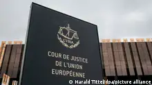 Das Foto zeigt ein Schild mit der Aufschrift Cour de Justice de l'Union Europeene vor einem Gebäude des Europäischen Gerichtshofs (EuGH) in Luxemburg.01.04.2022 