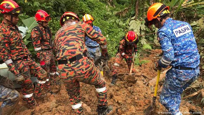 Rescatistas buscan sobrevivientes tras el deslizamiento de tierra en un camping en Batang Kali, en las afueras de Kuala Lumpur, Malasia. (Archivo: 16.12.2022)