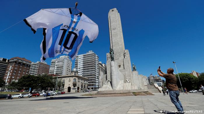 Una enorme camiseta de 18 metros de largo con el número 10 de Messi cuelga sobre el monumento a la Bandera en Rosario.