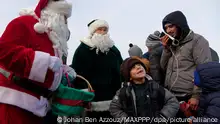 بابا نويل يرسم البسمة على شفاه أطفال المهاجرين في كاليه!